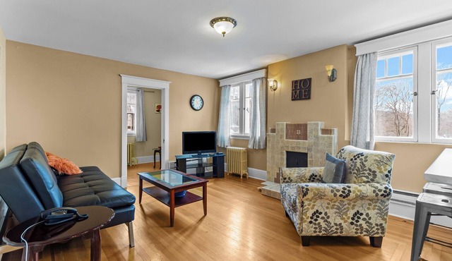 Midstream Executive 2BR Wi-Fi Parking
