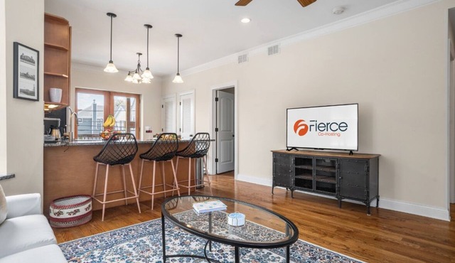 Midterm Furnished Rental - 32+ Nights! - North Center Chicago