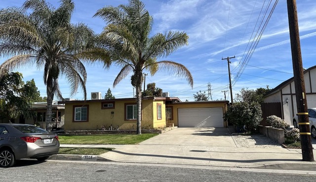 Midterm Rental: Peaceful House with Big Yard, AC, Wifi, Laundry, Tesla Charger.
