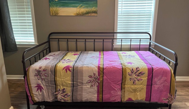 Midtown 2-bedroom townhome in welcoming Memphis close to Overton Sq with WiFi