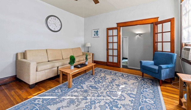 Midtown Apt Near Downtown&U of C- Hangout Unit 1&2