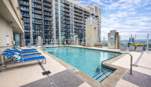 Midtown Atlanta 1BR Skyline Balcony Corner Condo by Piedmont Park | Luxe Pad