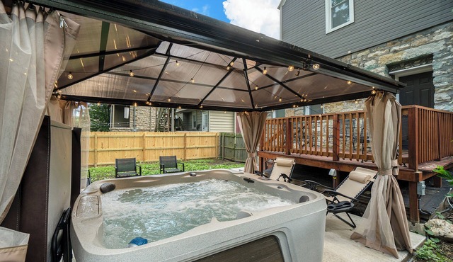 Midtown Boulevard - Hot Tub by Plaza & Westport