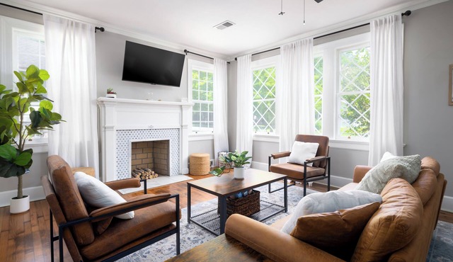 Midtown Brick Cottage 3BR, 2BA 15 Mins to Ft Moore