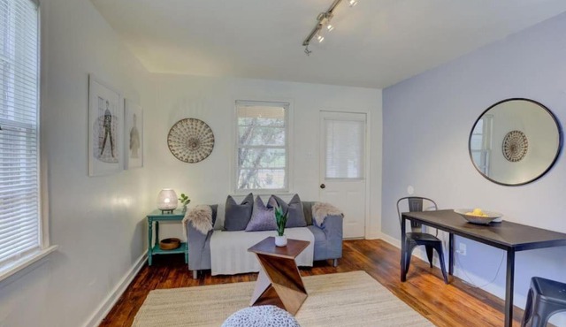 Midtown Cottage Walk to Overton Square