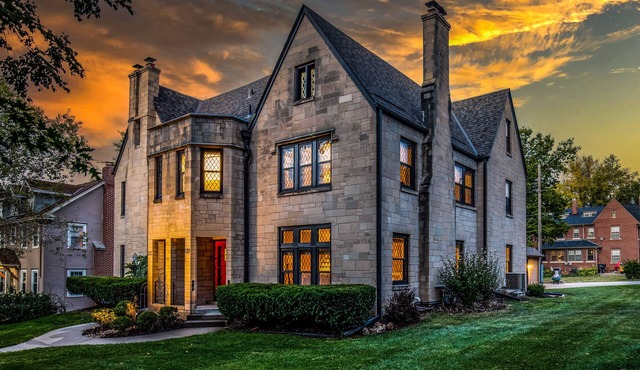 Midtown Dundee Castle across the street from Warren Buffett!