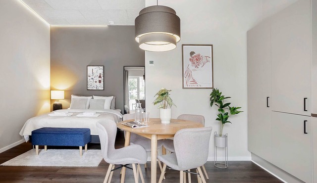 Midtown Flat Summary: