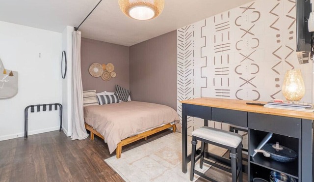 Midtown Getaway: Trendy Studio Heart of Reno