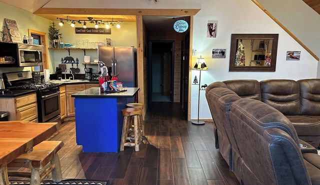 Midtown Hideaway- Cozy A-Frame Cabin with canyon views
