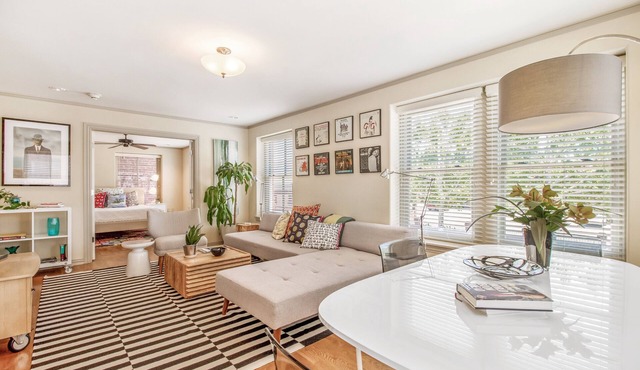 Midtown Light filled Stylish Walkable everywhere