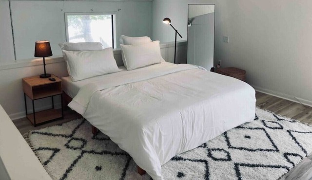 Midtown loft, King bed, touch of modern