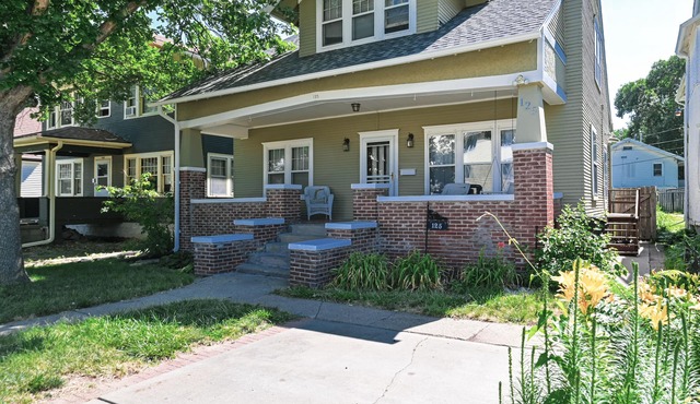 Midtown Manor: Full Kitchen + A/C + Backyard + Washer & Dryer