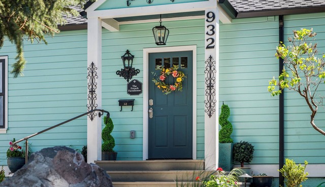 Midtown Manor - Hot Tubs, King Beds!