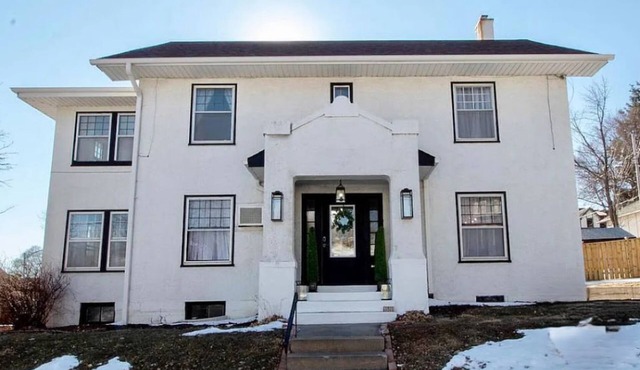 Midtown Mansion - Close to Blackstone, Midtown, Old Market, CHI, Zoo and more!