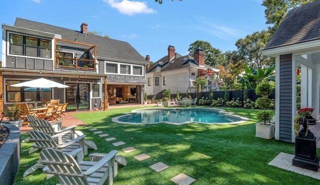 Midtown Mansion with 13 beds 5 bath w pool and sauna