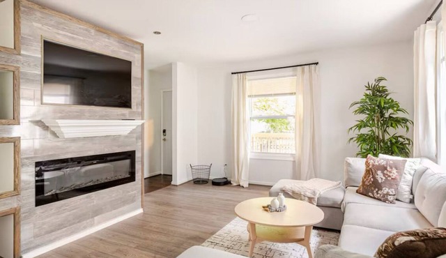 Midtown Mini Hideaway: NEW LISTING! nCozy House/Free parking/Fast Wifi