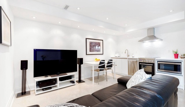 Midtown modern 1 bedroom suite