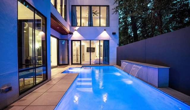 Midtown Modern Showpiece - Pool - Pets - Rooftop