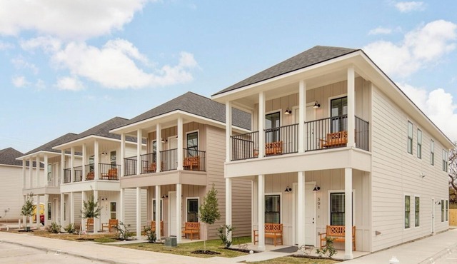 Midtown: New Home, 2 Miles to A&M/TV in Every Room