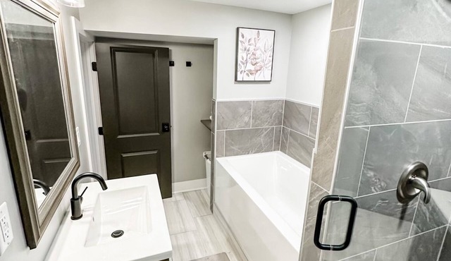 Midtown Oasis - Walkable to Blackstone - Within 5 Minutes of Downtown -Sleeps 12