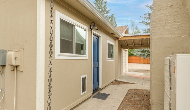 Midtown Reno 1br W/share Hot Tub & Backyard