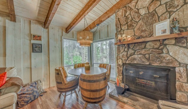 Midtown Smart Cabin - Charming 3 bedroom cabin with WiFi and AC in Ruidoso