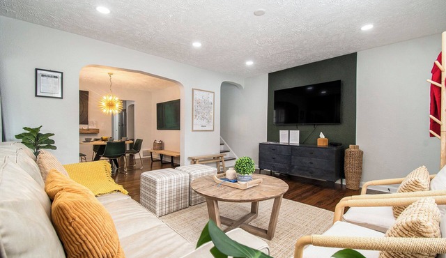 Midtown Stay: King Bed I FirePit I Yard I 5 min CHI Arena I CWS I Creighton