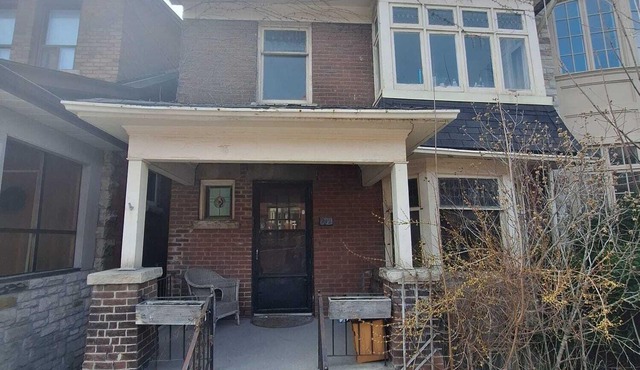 Midtown Toronto Queen Bed Room next to Subway Station Line 1 near Casa Loma