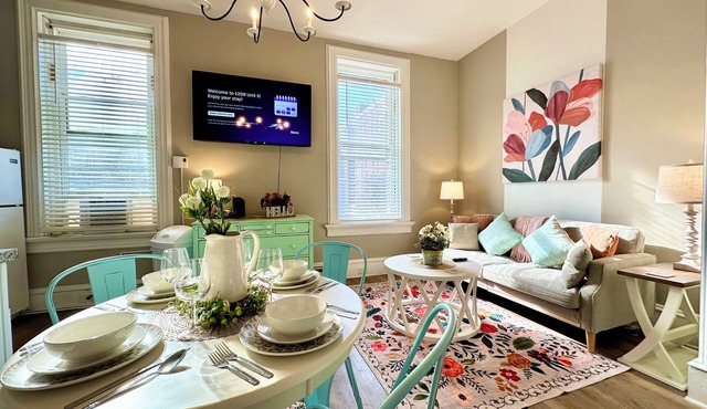 Midtown Whimsical Apartment 1 Block To River- Walk To Restaurants!