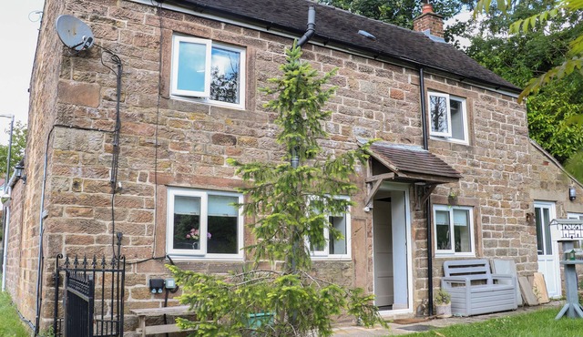 MIDWAY COTTAGE, pet friendly, with open fire in Whatstandwell