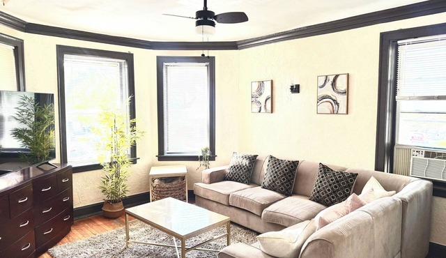 Midway Hideaway - Spacious Chicago Apartment Near Midway Airport