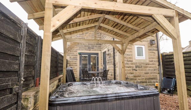 MIDWAY HOUSE, pet friendly, with hot tub in Cross Hills