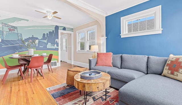 Midway Marvel: Central Location, Walk to Light Rail, Fast WiFi, Free Parking