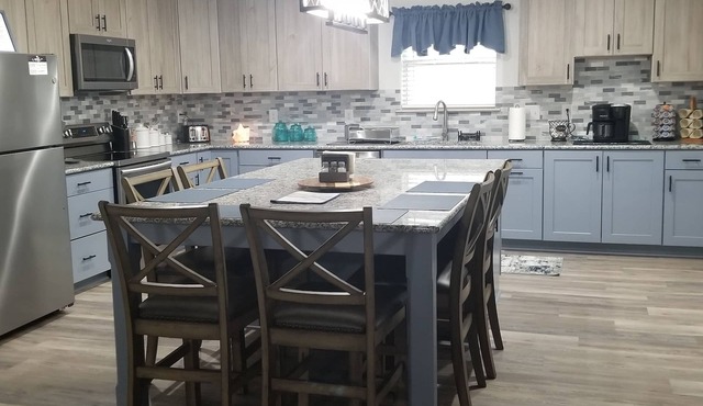 Midway Retreat: family and pet-friendly 3 bedroom 2 bath home