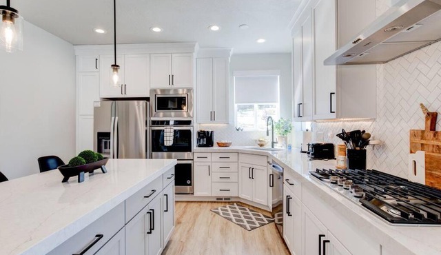 Midway to Heaven! BRAND NEW 5 bed 4.5 bath, HOTTUB