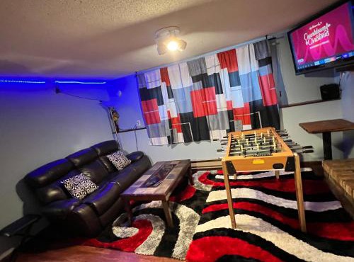 MidwestBNB Room1, quite cabin in the wood vibes