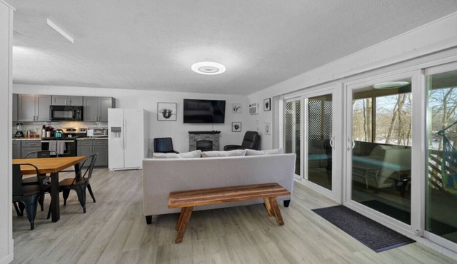 Mighty Duck At Heron Hill Retreat Hot Tub On Lake!