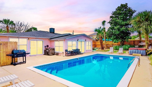 ✨Mighty Paradise✨ Private Pool, Hot Tub, GameRm, Dog-Friendly, Steps to Beach❤️