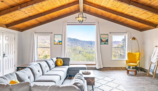Mighty Peaks Retreat: Game room, Hot tub and great views near Yosemite