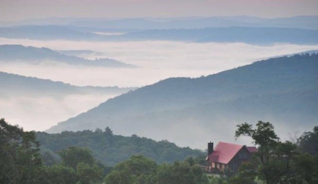 Mighty Wind-mountaintop views Lost River chalet