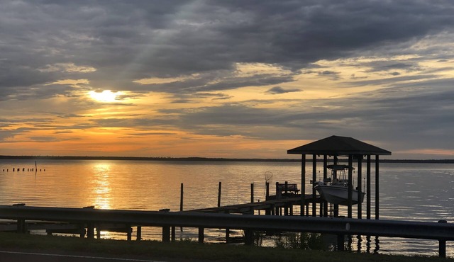 Mikes by the baynPet friendly Waterfront view, child friendly. Beaches close