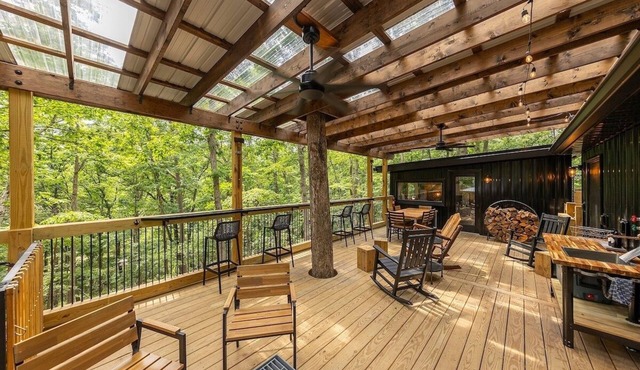 Milam Ridge: Modern Cabin Escape. Hot Tub, Covered Deck, Fire Pit