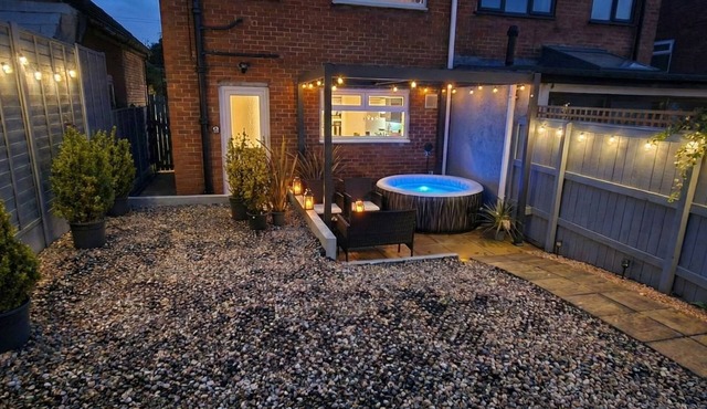 MILANA, pet friendly, with hot tub in Tiverton