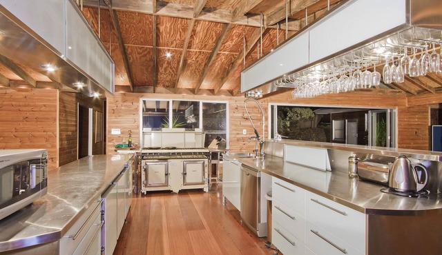 Milbrodale Lodge - Architecturally designed 4 bdrm mountainside house, great views and open fireplace