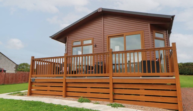 MILDRED'S LODGE, pet friendly, with hot tub in Felton