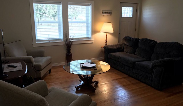 < Mile Bucknell, PSU -4br,2bth,2lr. Screened Sitting Porch