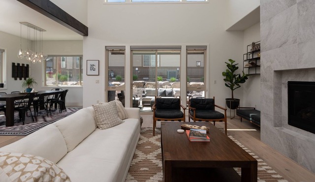 Milepost Manor | 5bdrm sleeps 11 | 10 to Bend 20 to Bachelor | 7pp Hot Tub