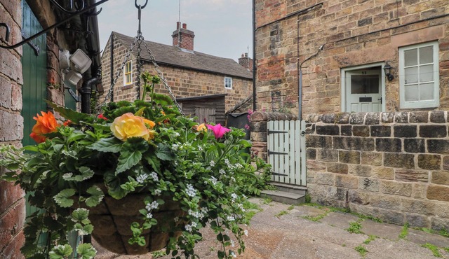 MILFORD COTTAGE, pet friendly, luxury holiday cottage in Duffield