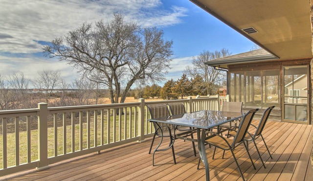 Milford Lake Vacation Rental: Walk to Beach!