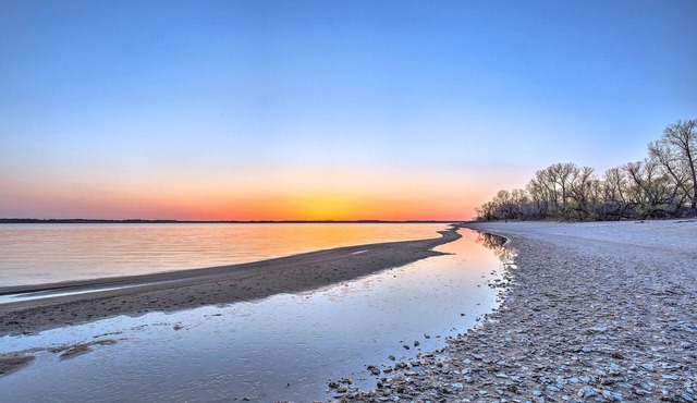 Milford Lake Vacation Rental: Walk to Beach!